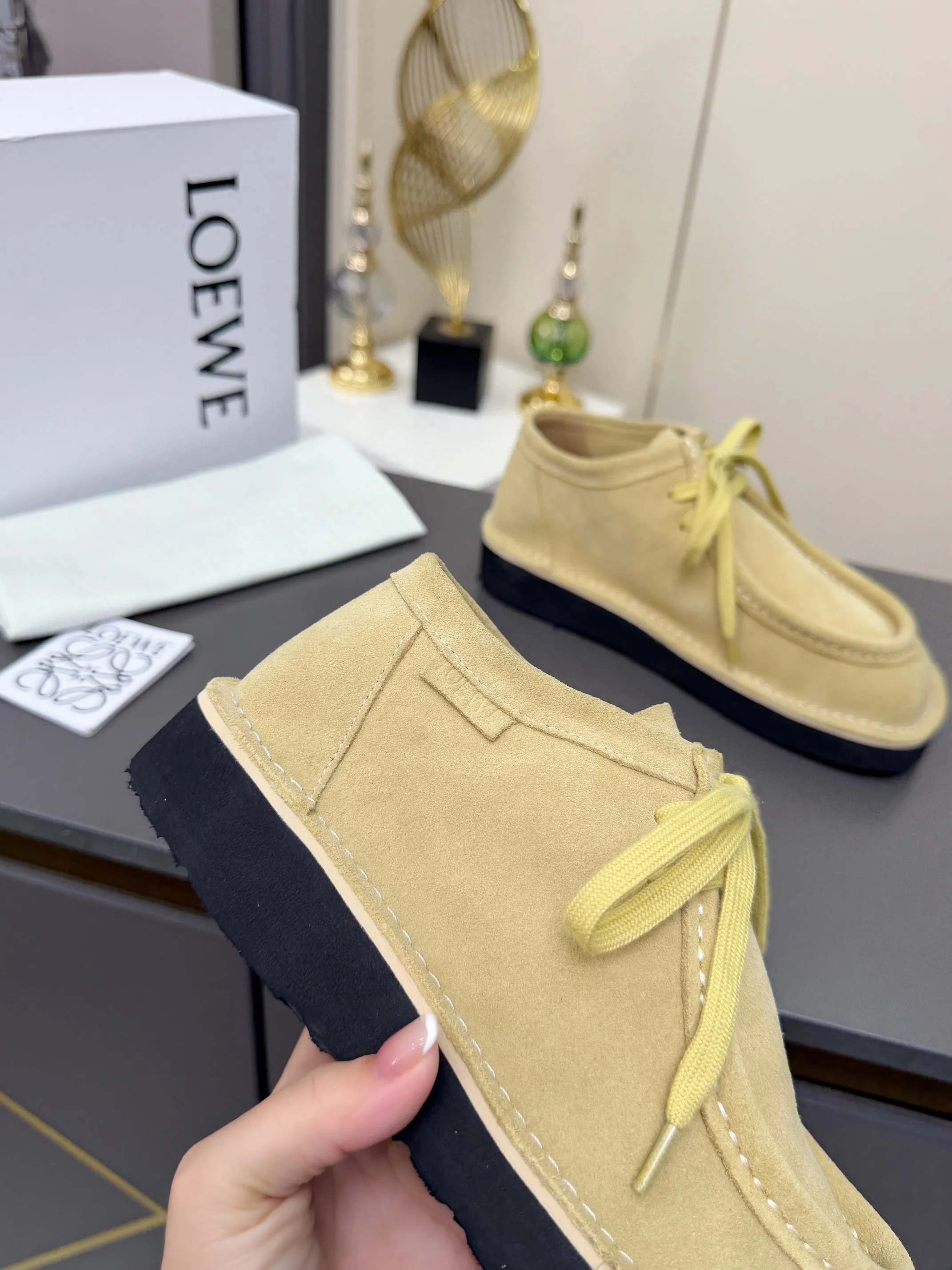 👟👟Ex-factory price 560👟👟 LOEWE·Loewe's latest kangaroo shoes, split cow leather, suede cow leather, thick-soled lace-up casual shoes, lace-up retro British style, from design to texture, allowing you to easily have a high-end luxury wearing experience. The upper is made of imported high-mercerized smooth cow suede. The delicate texture has a natural velvet-like sheen. Every inch exudes low-key sophistication. It is matched with the light-feeling EVA foam outsole. The 3-centimeter heel height is just right. It not only quietly elongates the body shape, but also brings the comfort of walking on the ground! The original version was purchased and developed, and the details are well handled. It is worth owning. It has a unique fashionable and trend-leading style. It is highly recommended to stock up. The shoe style is great, the leather is soft and comfortable, very comfortable on the feet and easy to match. ✦Fabric: imported high mercerized cowhide ✦Lining: no lining ✦Outsole: original EVA foam outsole ✦Number of sizes: women's size: 35#-40# (TT)